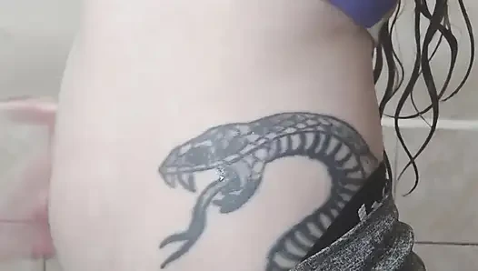 Ich liebkose, drücke und spritze meinen haarigen bauch auf