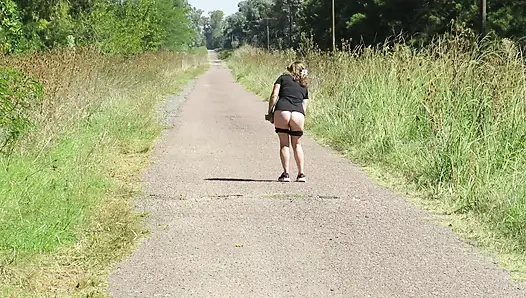 Patricia yaz güneşinin altında soyunuyor