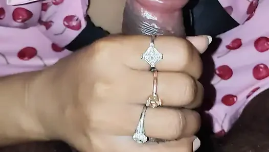 Hintli kadın devarımıza ateşli sakso çekiyor ve devar güzelce sikişiyor