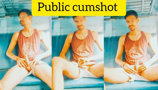 Punjabi homo tienerjongen naakt in het openbaar
