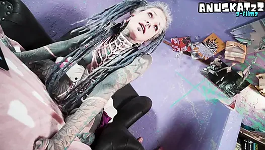 Altes mädchen mit vollem Ärmel wird vor kamera live, spielzeug in den arsch gefickt anal verrückt