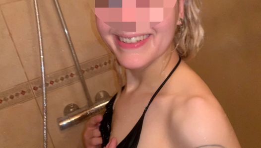 Anal en la ducha famosa tiktok italiana de 19 años