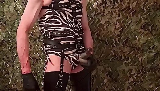 Gas Mask kinky penis Wank With Stockings