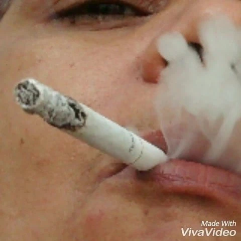 Nana fumando