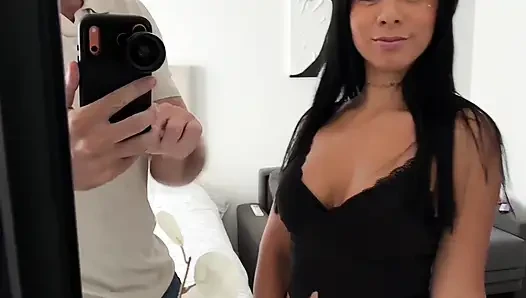 Ağzımı sik dedi - seksi esmer büyük yarağı bütün olarak yutuyor ve bakış açısıyla aşırı göt yalıyor