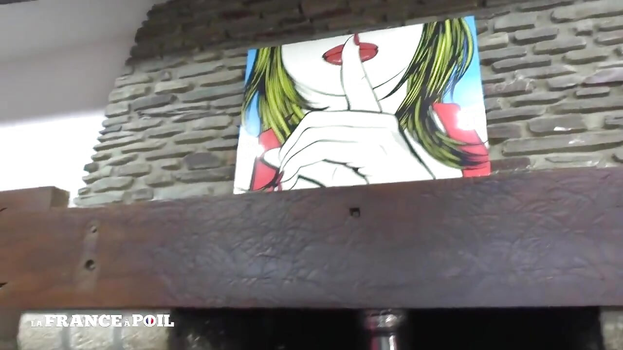 FFM iki seksi emo sürtük üçlü grup için bir yarağı paylaşmadan önce birlikte oynuyor