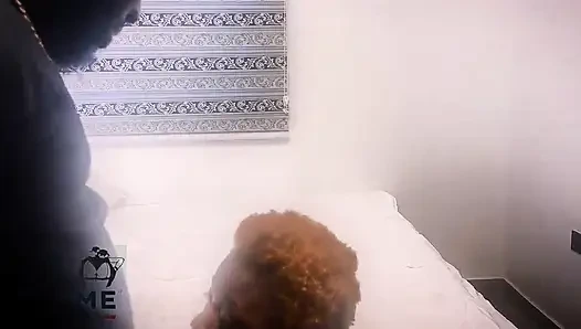 Devote Analschlampe in Roten Netz Gefesselt Und Mit Anal Fingern Bestraft