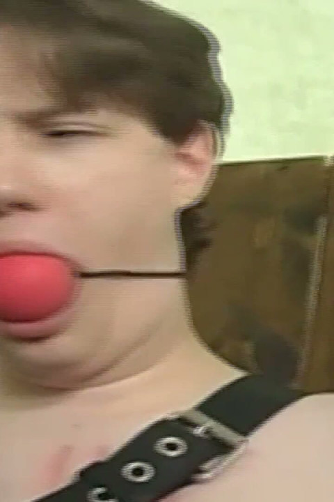 O mamă sexy brunetă dominantă își înfășoară sclavul ermetic