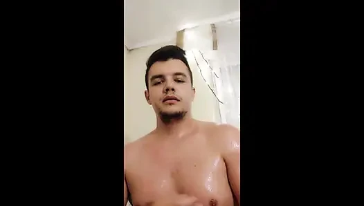 Tombul Slav adam bütün gün mastürbasyon yapıyor, yağlanıyor ve göğsüne bolca döl attırıyor