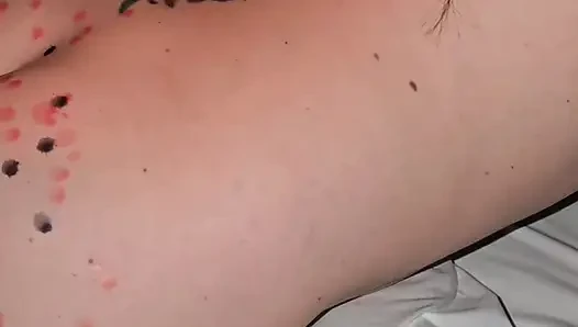 Götüme ağda damlatıyor ve sonra beni serinletmek için amcığıma boşalıyor!