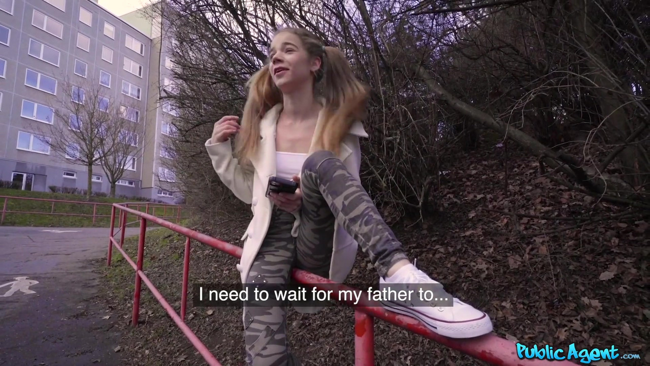 Public Agent - 娇小的西班牙18岁少女，阴户流白浆，身材苗条，在大学数学上遇到了麻烦
