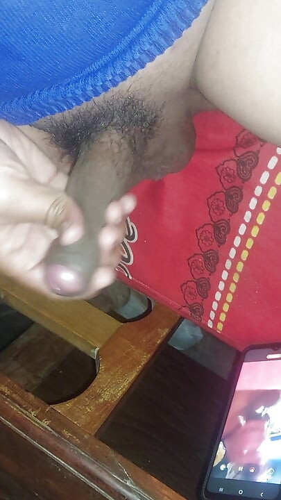 Indyjski chłopak z grubsza jego Wielki czarny kutas