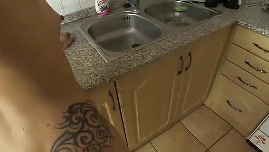 Ateşli sarışın hatunla mutfakta seks