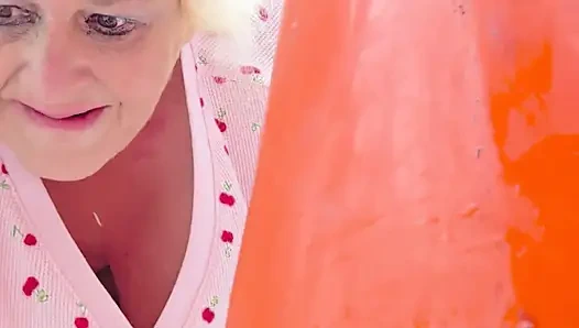 В снегу она не заботится в лесу голая без нижнего белья