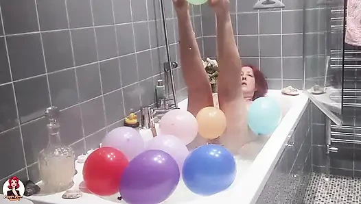 Ein bad nehmen und mit Ballons spielen