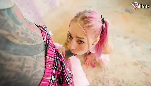 Gadis sekolah transeksual ngentot sama teman sekelasnya dengan kontol bertato! Anal menganga, pantat tertutup air mani