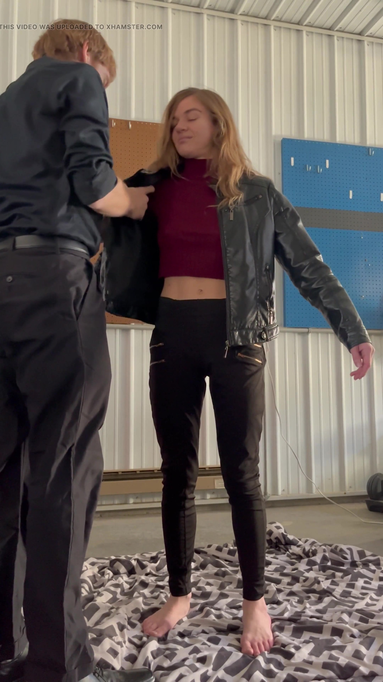 指紋と指づけ - シーン2 ストリップサーチ