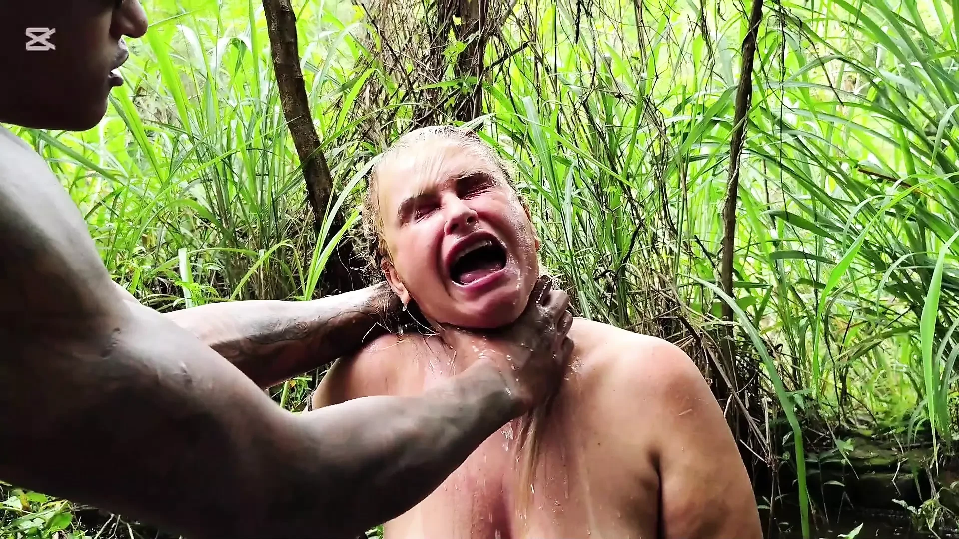 Wilde seks in de jungle bij de waterval