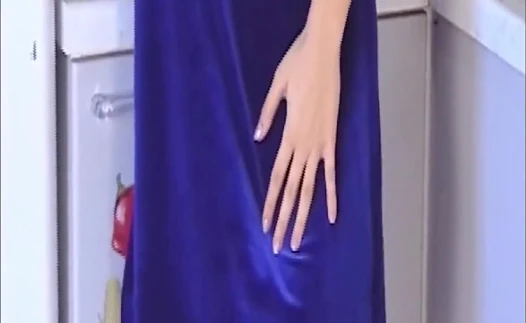 Brunette meluncurkan vibrator biru jauh di dalam memek basah
