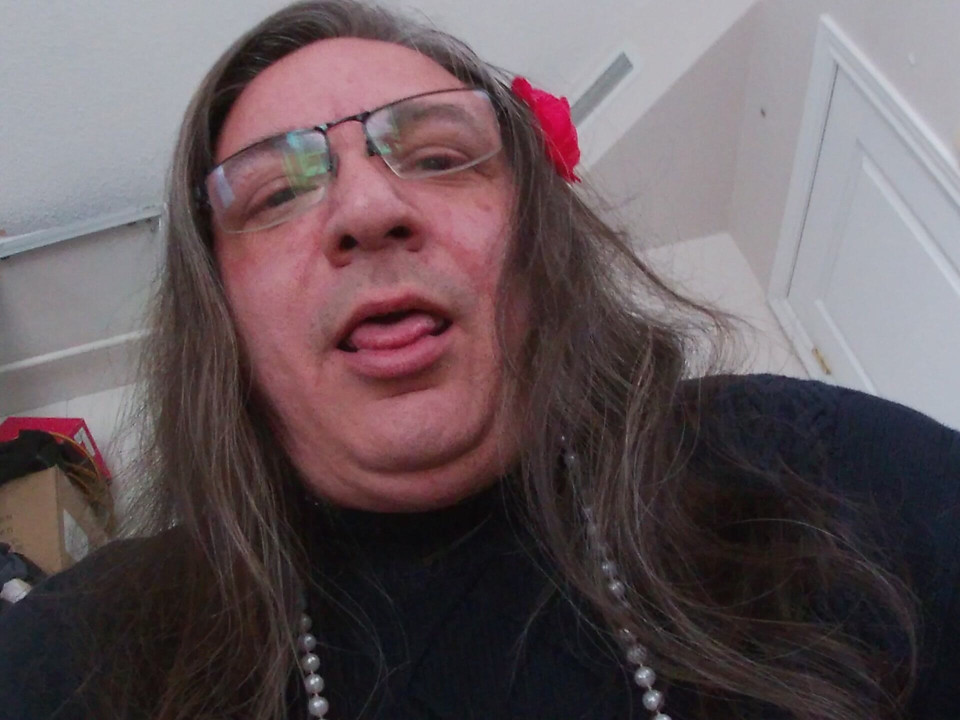 Старий педик Cd Sissy одягається для сольних розваг удень