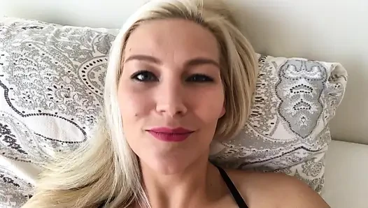 Gaming-MILF lässt sich während einer Runde ficken, ins Gesicht spritzen und zockt einfach weiter