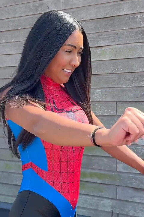 Courtney: Caught in a Bondage Web (hd + Bts))