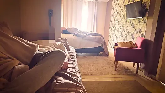 Ateşli evli kadın kanepede kocasının arkadaşına sakso çekiyor