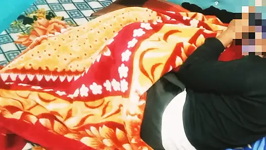 Новая пара занимается романтикой вместе.