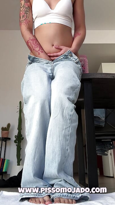 Omorashi mädchen benetzte ihre jeans absichtlich: ich wurde verzweifelt mit riesiger blasenbeule, um meine hose für dich zu pissen