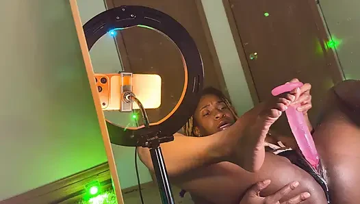 Seksi zenci güzel tabanlar ve kremsi amcık