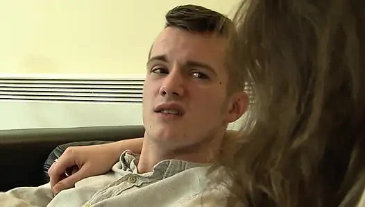 Брюнетку с большой задницей трахнули и жестко подоили на кухне