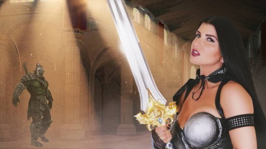 Romi Rain joue un chevalier hardcore