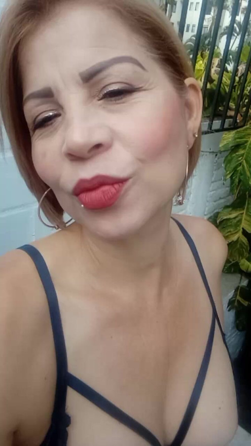 online my loves, today I am spreading many kisses, who wants one, or two or many