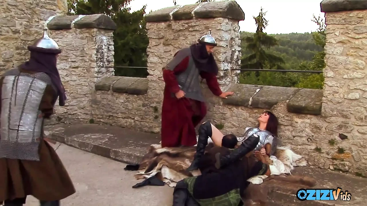 武士公主在墙上打剑后被群交