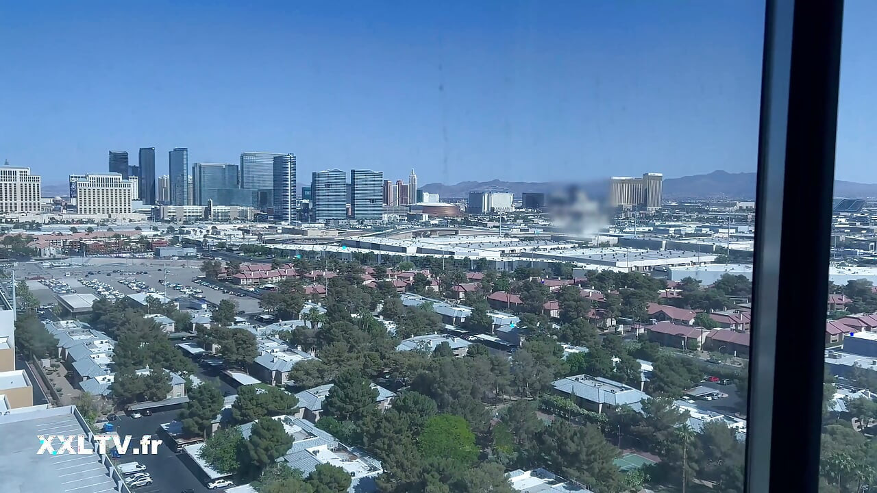 Bất ngờ sinh nhật Vegas: Niềm đam mê đồng tính nữ