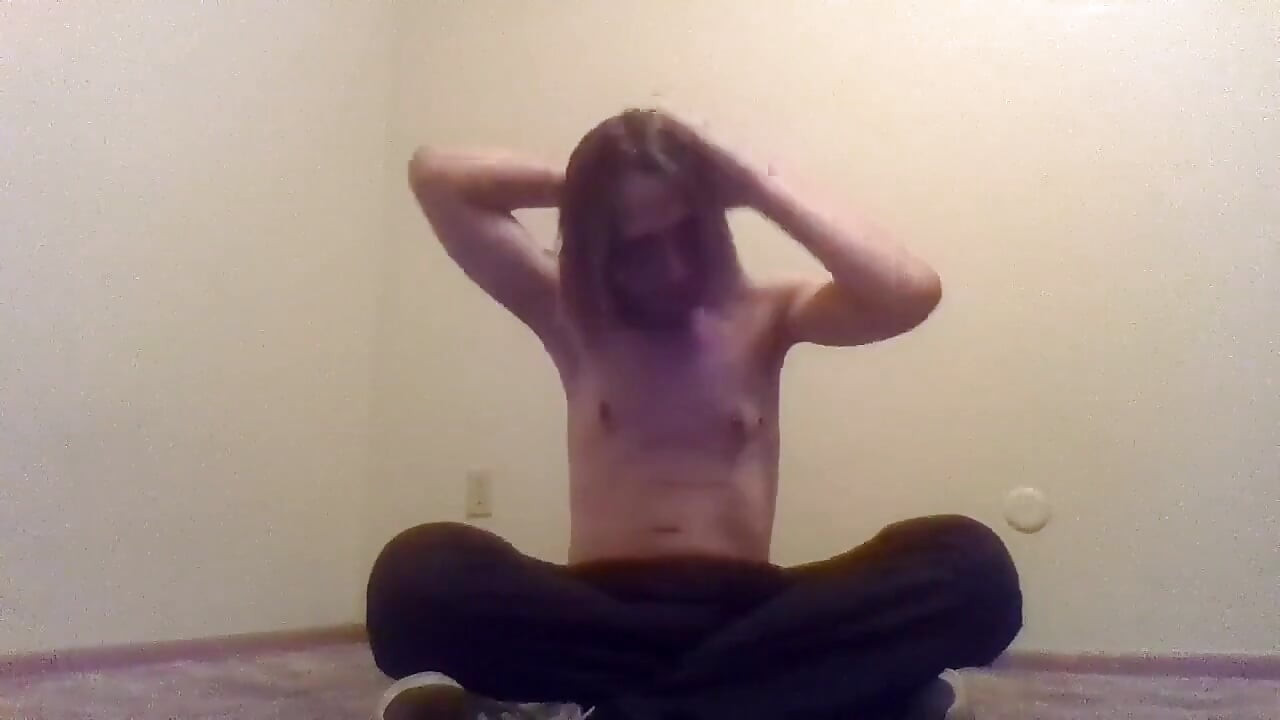 Transgirl topless menyikat rambutnya sendiri