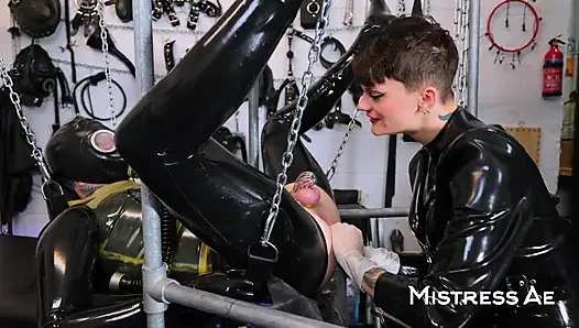 Mistressae gaz maskesi anal yumruk sokma