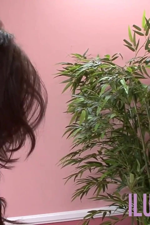 Splendida bruna lo prende a pecorina e cowgirl