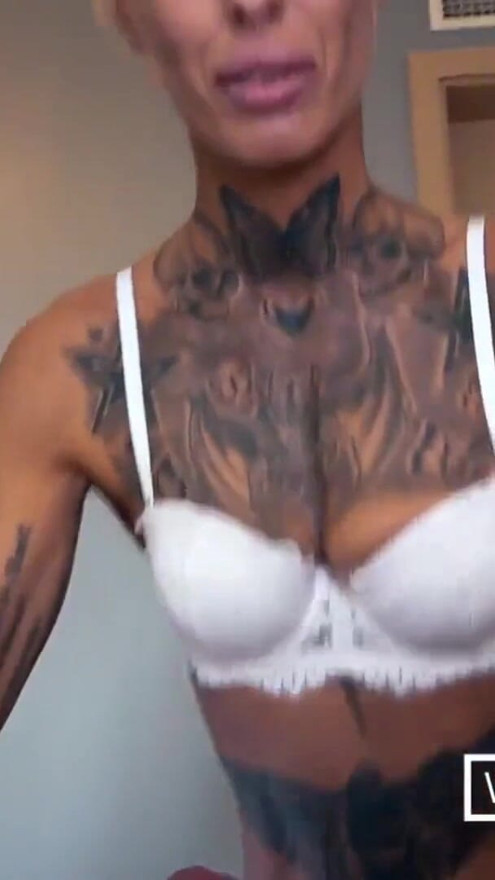 Hook ups med to geile tyske MILFer | klipp 1