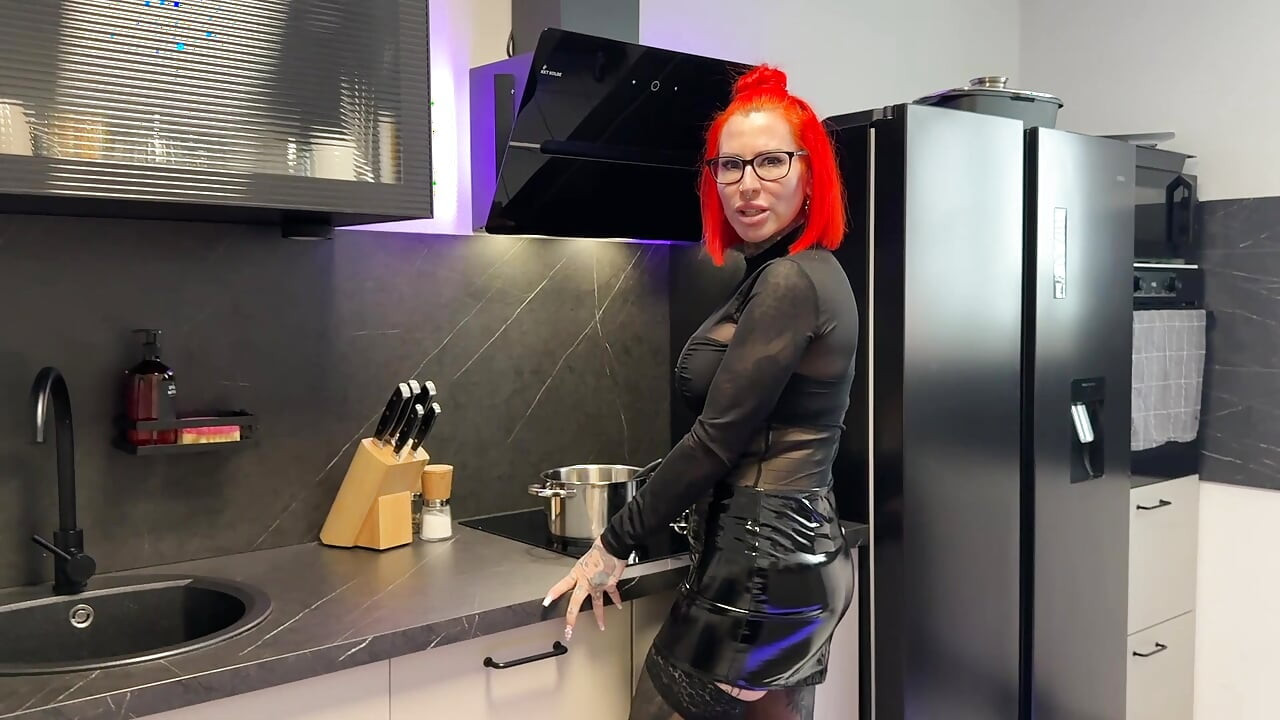 Ela não o solta! É por isso que ele fode o StiefMUTTI no cu.