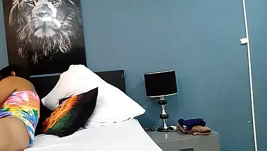 Orgazm olana kadar kız arkadaşımla makaslıyorum