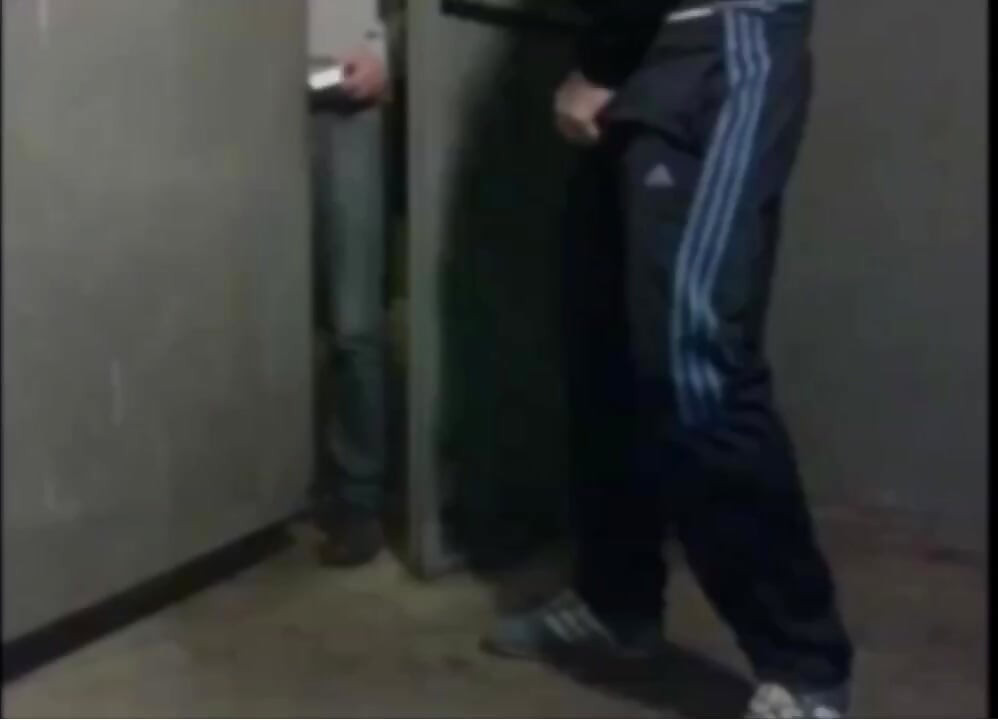 Seorang sopir truk di tempat parkir, sangat terangsang, bergabung denganku di toilet tempat parkir.