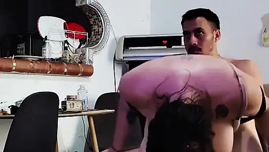 Während Sie Videospiele Spielt, Darf Die Reife Frau Mit Vier Schlaffen, Riesigen Brüsten Sex Haben Und Harten Sex Haben