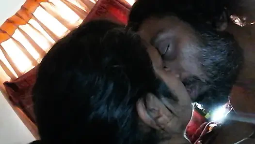 Ich necke die geschwollenen brustwarzen meiner tante