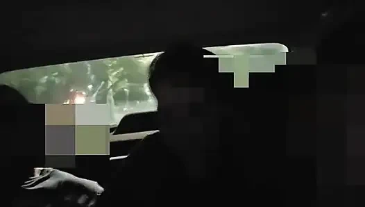 Saya menemukan seorang pria di alun-alun umum, meniduri saya di depan cuckold