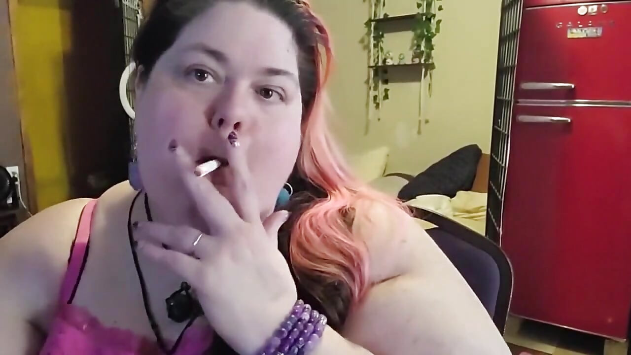 SSBBW dohányzás, miközben a nyakammal és a hatalmas karommal játszom