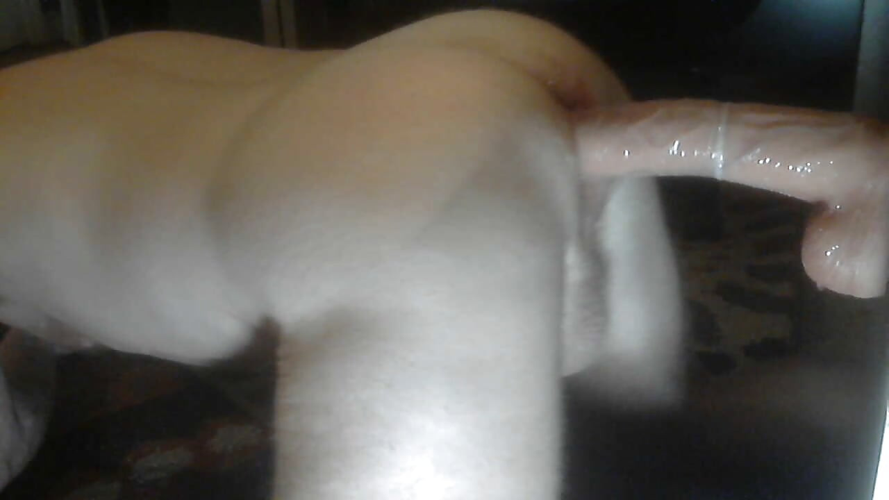 Büyük itici dildo ıslak deliğimi sikiyor