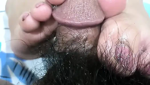 Er sagte Acoletteyy, er solle aufhören, aber sie neckte sein sperma trotzdem mit ihrer süßen runden großen zehen