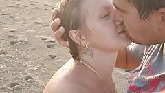 Cặp đôi nóng bỏng trên bãi biển khỏa thân tận hưởng sục cu trong không khí biển.