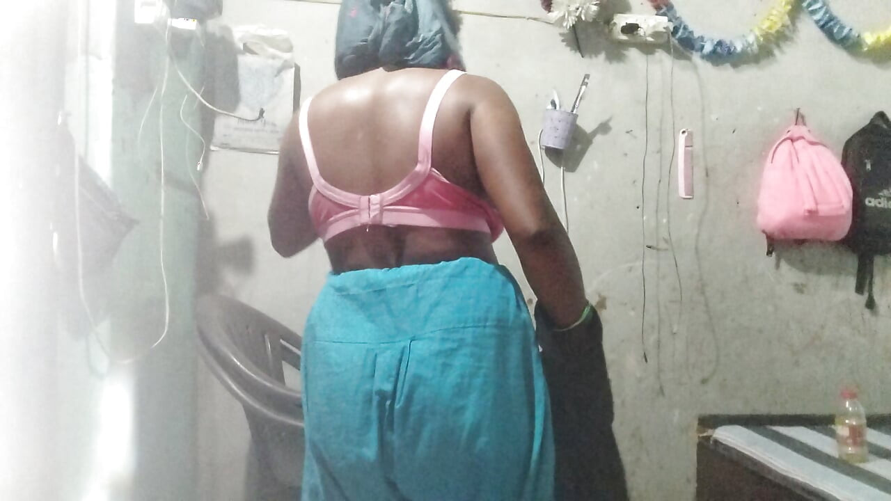 Bhabi ne ungli leke aapni choot ka pani nikala
